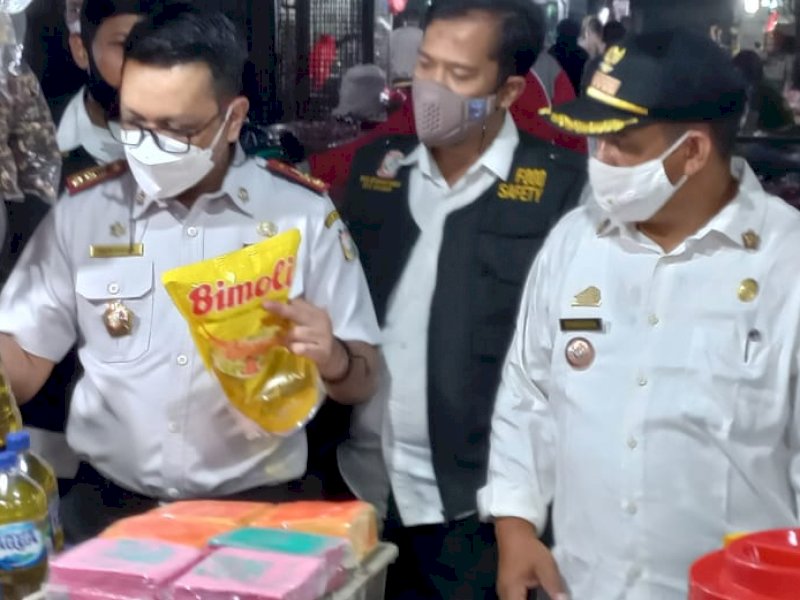 Kadisperindag Kota Makassar, Arlin Ariesta melakukan pemantauan harga minyak di pasar tradisional. (Ist)
