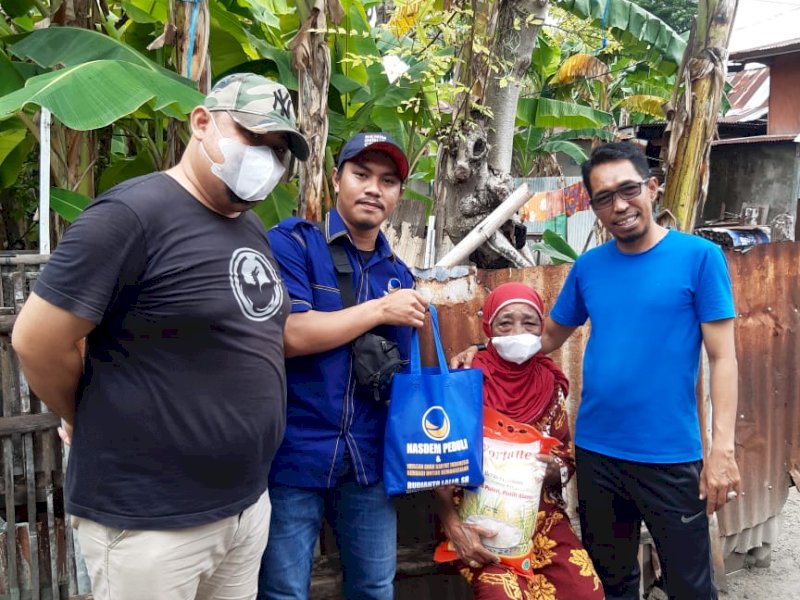 Legislator Fraksi NasDem DPRD Makassar Rudianto Lallo, melalui timnya menyisir setiap rumah memberikan bantuan di Pulau Kodingareng. (Ist)