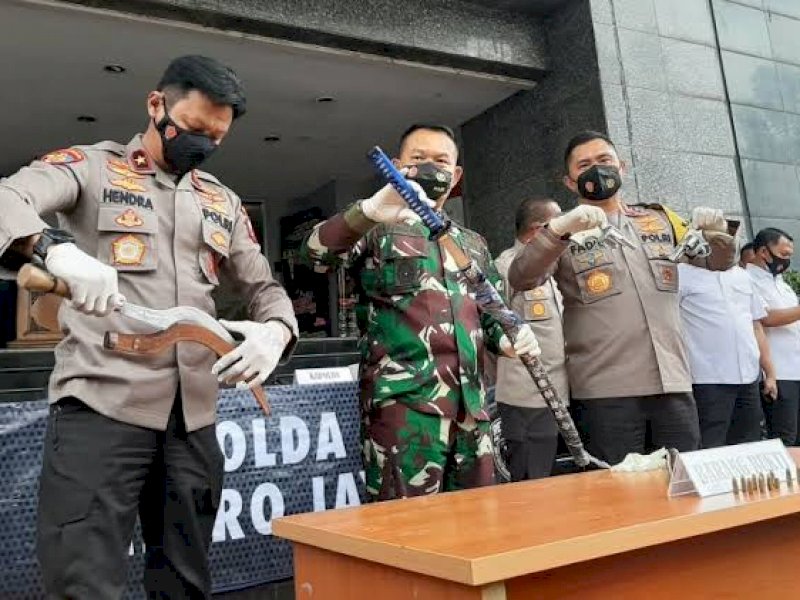 Barang bukti senjata yang dipakai laskar Habib Rizieq mengadang polisi.