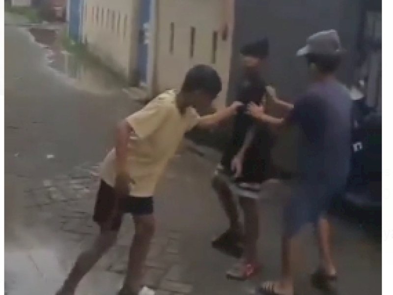 Potongan video pengeroyokan dua orang bocah di Makassar/Ist