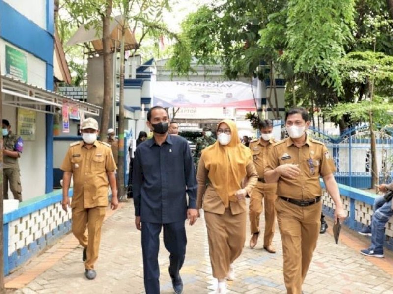 Ketua DPRD Makassar Rudiyanto Lallo memantau simulasi PTM. 