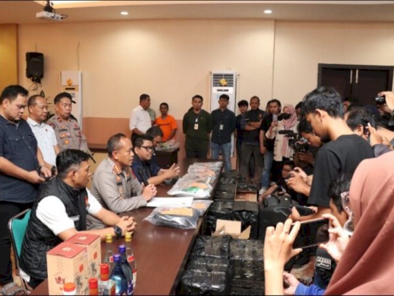 Kapolrestabes Makassar Kombes Mokhamad Ngajib memberi keterangan pers terkait penyelundupan ribuan botol miras. 