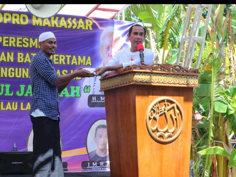 Ketua DPRD Kota Makassar, Rudianto Lallo melakukan peletakan batu pertama pembangunan Masjid Nurul Jazirah Pulau Langkai, Kelurahan Barrang Caddi, Kecamatan Sangkarrang, Minggu (19/3/2023).