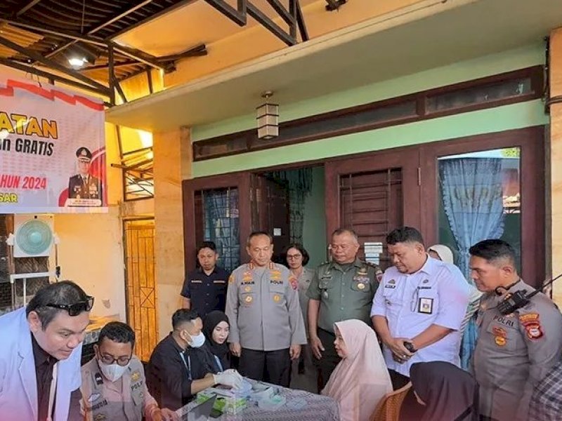 Kapolrestabes Makassar dan Camat Tamalate di kegiatan Baksos