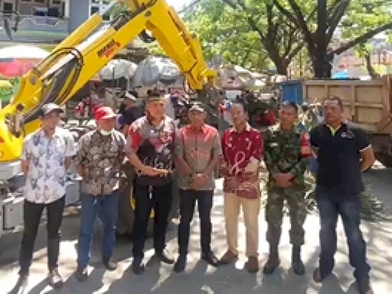 Camat Tamalanrea Andi Salman bersama tim PU Makassar meninjau saluran sekunder di BTP. 