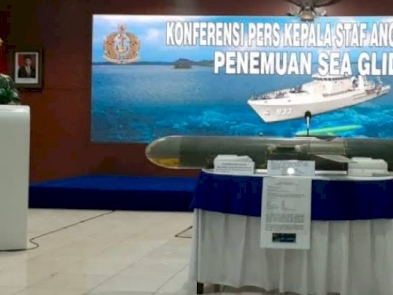 TNI AL memperlihatkan seaglider yang ditemukan di Selayar.