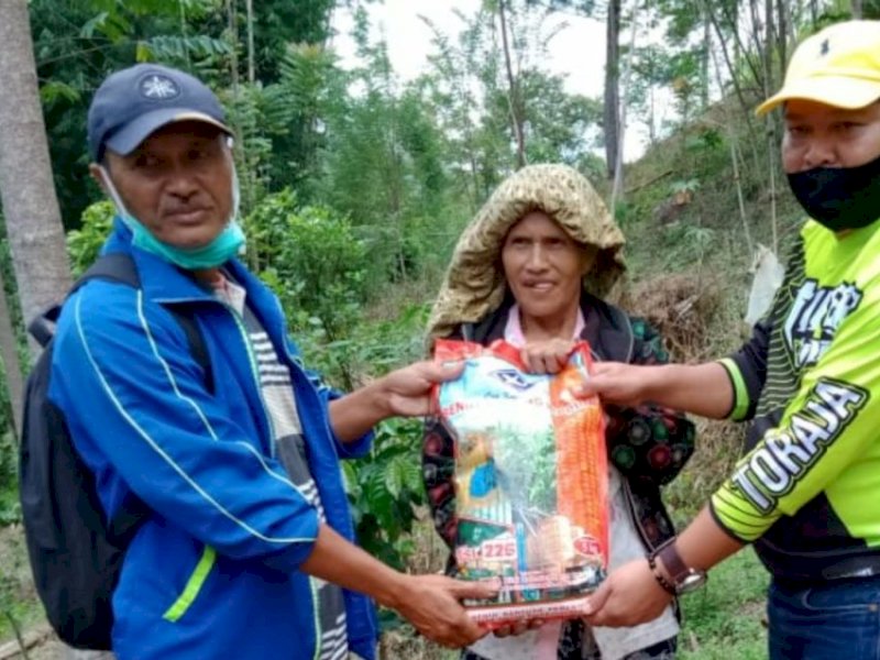 Penyerahan secara simbolis bantuan bibit jagung di Belau Utara, Kecamatan Masanda, Sabtu (9/5/2020).