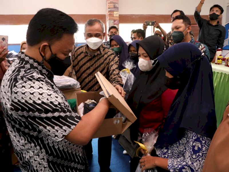 Bupati Bantaeng Ilham Azikin berikan bantuan perlengkapan sekolah gratis kepada pelajar asal Jeneponto. (Ist)