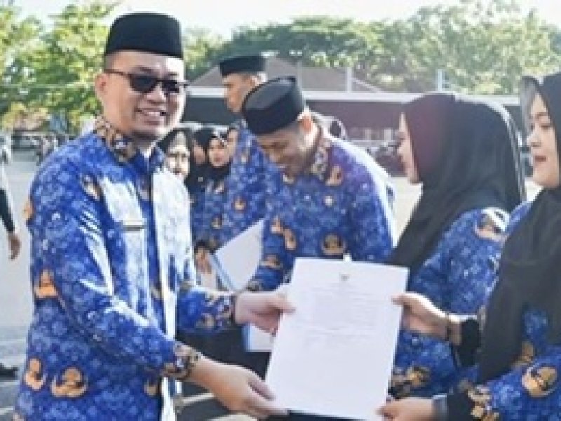 Sekda Maros menyerahkan SK 