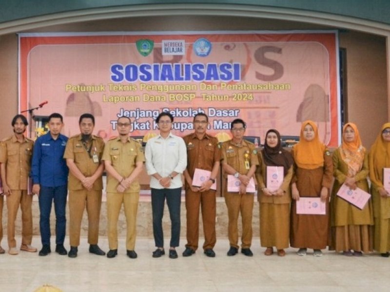  Sekretaris Daerah Kabupaten Maros, Andi Davied Syamsuddin, membuka kegiatan sosialisas penggunaan dana BOS