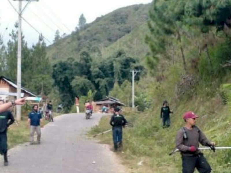 Semangat gotong royong yang dilakukan oleh Ikatan Mahasiswa Masanda (IMM) dalam membersihkan bahu jalan poros Bittuang-Masanda, Jum&rsquo;at (3/7/2020).