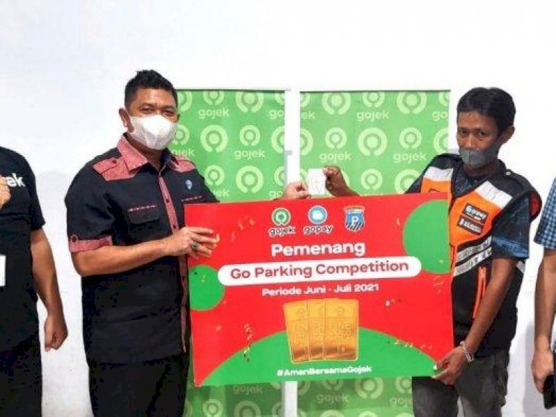 Dirut Perumda Parkir saat foto bersama pihak Gojek.