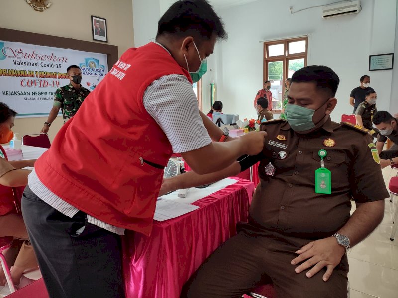 Suasana vaksinasi booster di lingkup Kejari Tana Toraja. 