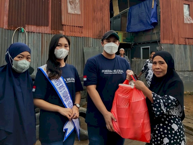 Ketua Bidang Pemuda dan Milenial Karang Taruna Sulsel Terry Varian bersama pengurus lainnya melakukan aksi sosial.