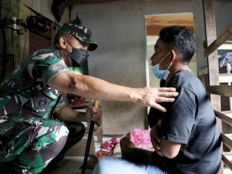 Pangdam XIV/Hasanuddin Mayjen Andi Muhammad menyambangi rumah orang tua anak penderita Atresia Ani di Maros. (Ist)
