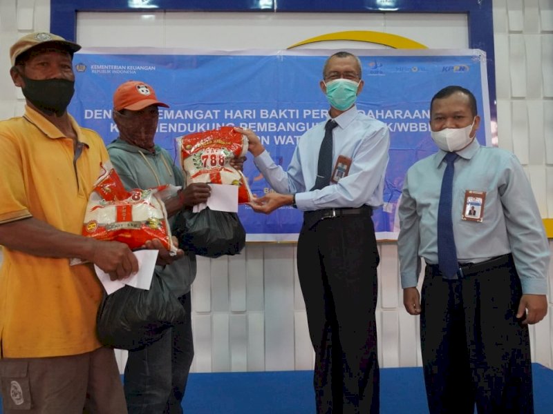 Kepala KPPN Watampone, Rintok Juhirman bagikan sembako. (Ist)
