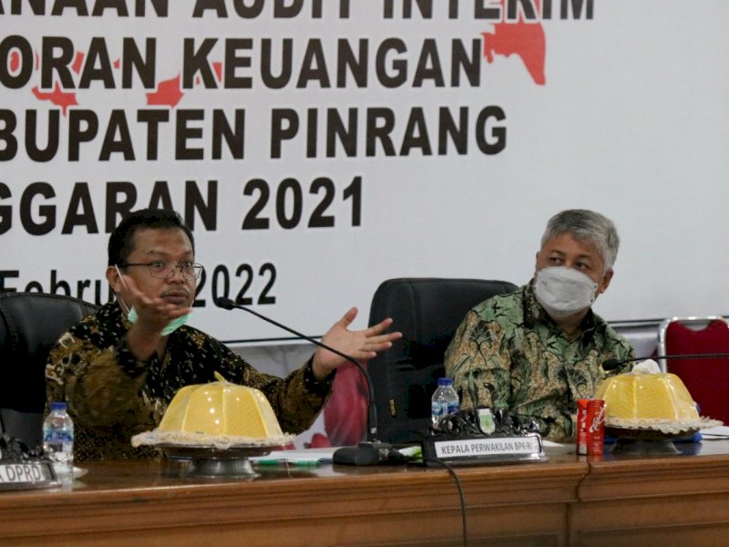 Kepala BPK Sulsel Paula Henry Simatupang bersama Bupati Pinrang Irwan Hamid. 