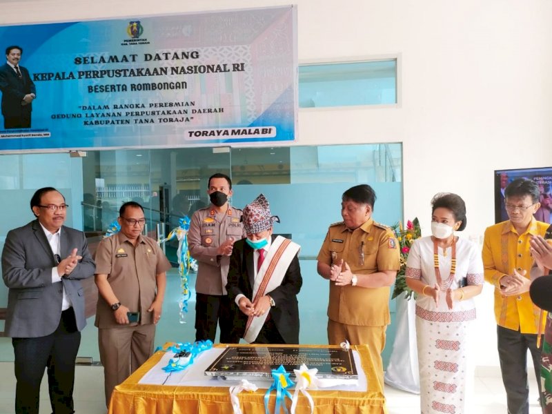 Peresmian Gedung Perpustakaan oleh Bupati Tator Teofilus Allorerung. (Ist)