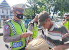 Prokes Kendor, Satlantas Polres Takalar Bagikan Masker 