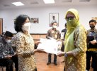 Bupati Lutra Serahkan SK Pensiun 17 ASN 