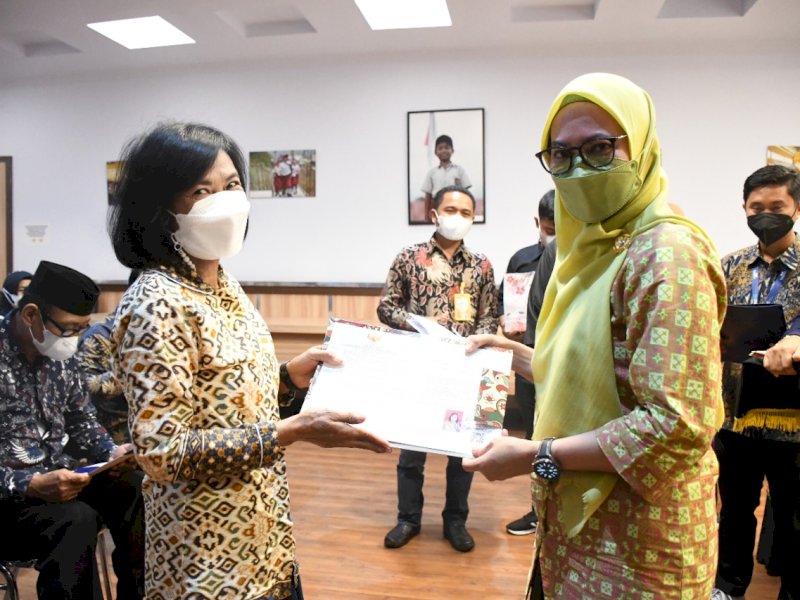 Bupati Lutra Indah Putri Indiani serahkan SK pensiun kepada 17 ASN lingkup Pemkab Lutra. (Ist)