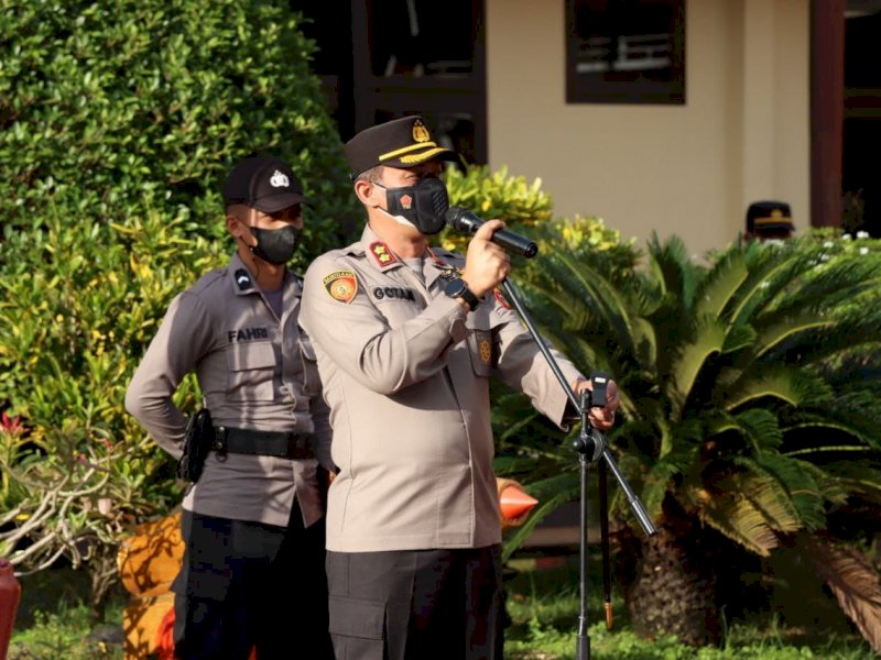 Kapolres Takalar AKBP Gotam Hidayat pimpin apel pagi. (Ist)