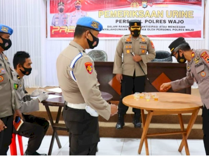 Seluruh personel Polres Wajo melakukan tes urine disaksikan Kapolres. (Ist)