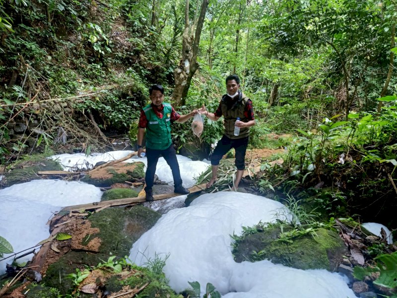 DLH Gowa mengambil sampel busa di aliran sungai. (Ist)
