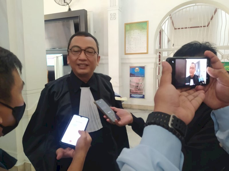 Machbub, Penasehat Hukum Erwin Hatta memberikan keterangan pers. (Ist)