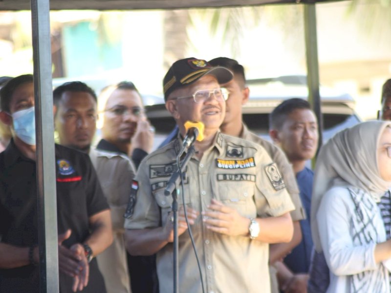 Bupati Jeneponto Iksan Iskandar partau bedah rumah. (Ist)