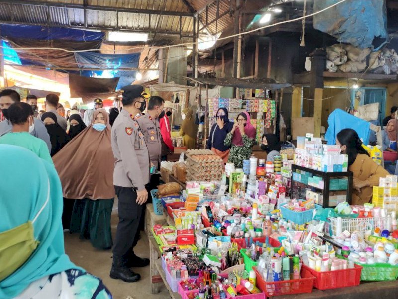 Personel Enrekang sasar Pasar Sentral ingatkan warga ikut vaksin. (Ist