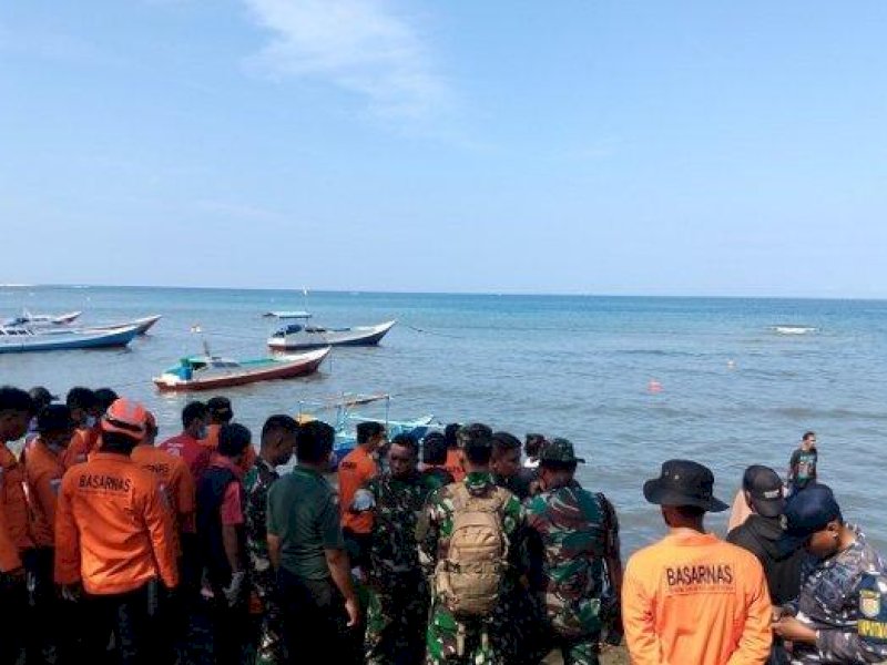 Tim SAR masih melakukan pencarian korban kapal tenggelam di Mamuju. 