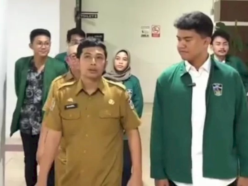 Syahril mengajak mahasiswa KKLP keliling kantor DPRD Makassar 