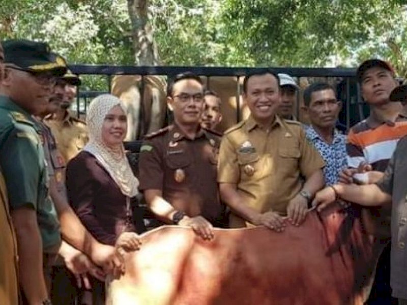 Bupati Takalar Syamsari Kitta bersama Ketua DPRD Darwis Sijaya saat pembagian sapi di Dinas Pertanian Takalar beberapa waktu lalu. (Ist)