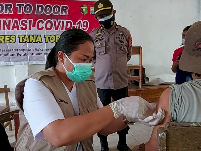 Suasana vaksinasi di Desa Lembang Kaduaja, Tator. (Foto: Ist)