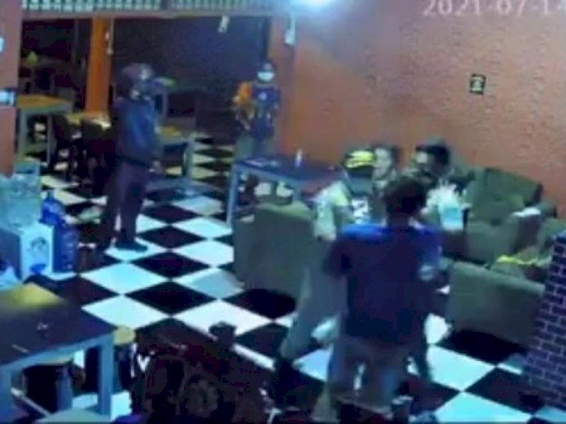 Detik detik pemukulan di kafe di Panciro, Gowa yang dilakukan oknum Satpol PP. 