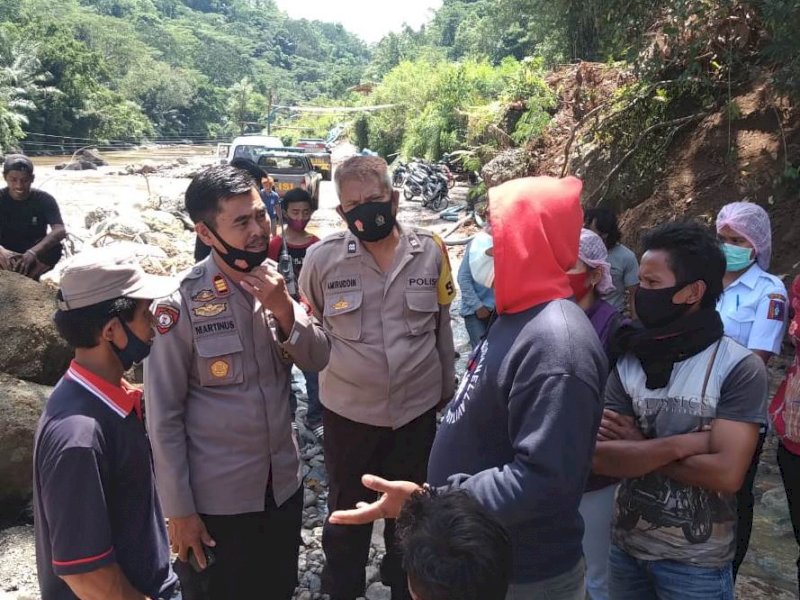 Polisi mendatangi lokasi temuan mayat di Tana Toraja, Sabtu (02/01/2021).