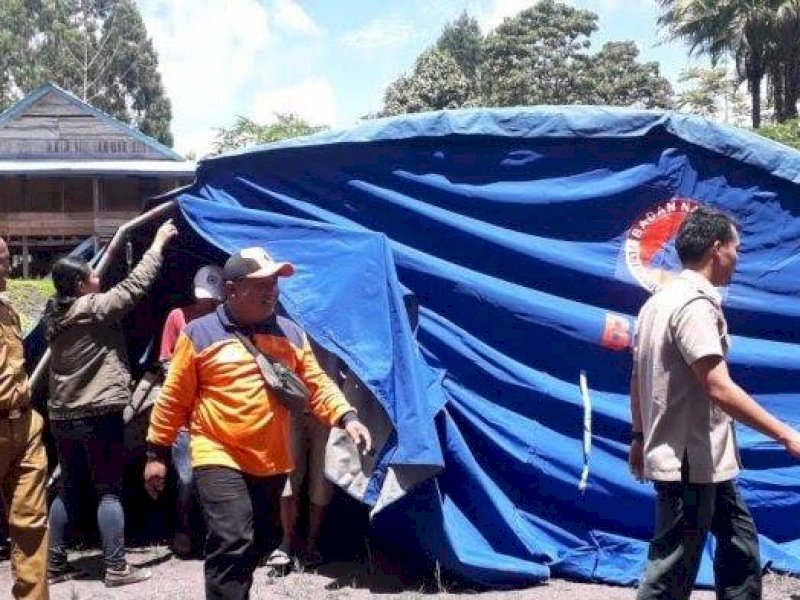 Tenda darurat yang didirikan untuk warga bokin yang terancam rumahnya longsor