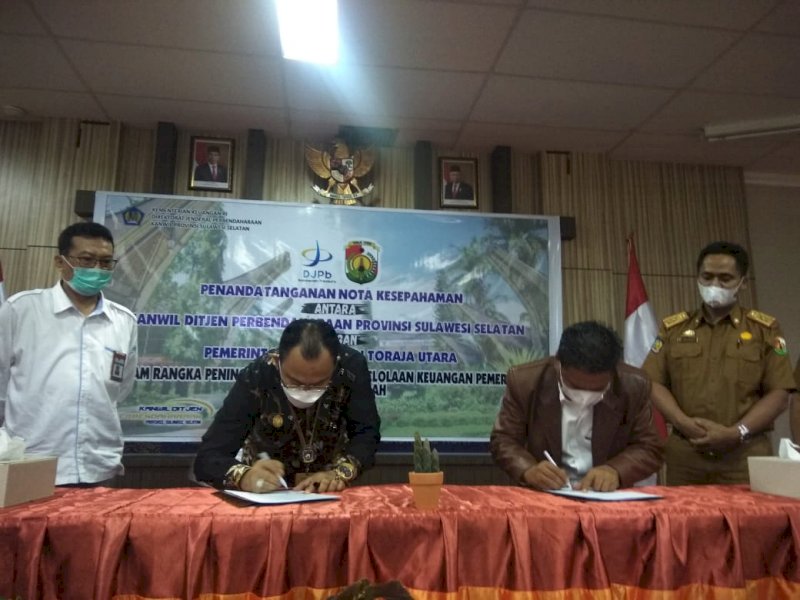 Pemkab Torut-DJPB Sulsel menandatangani MoU peningkatan kualitas pengelolaan keuangan. 
