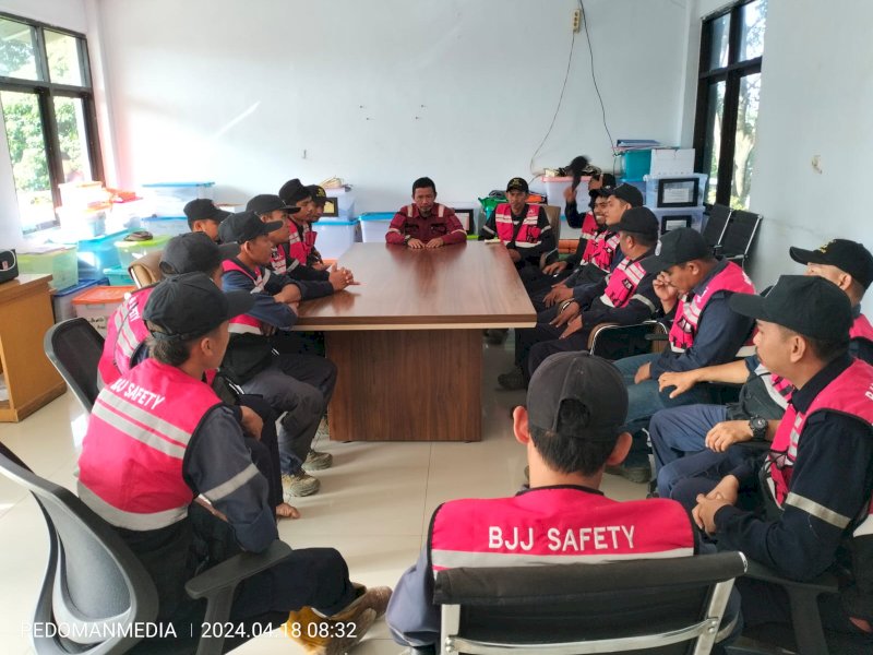 Tim pengaspalan Satgas BJJ Dinas PU Makassar melakukan rapat kinerja