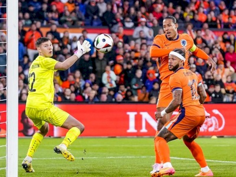Belanda mengalahkan Islandia 4-0 dini hari tadi. (int) 