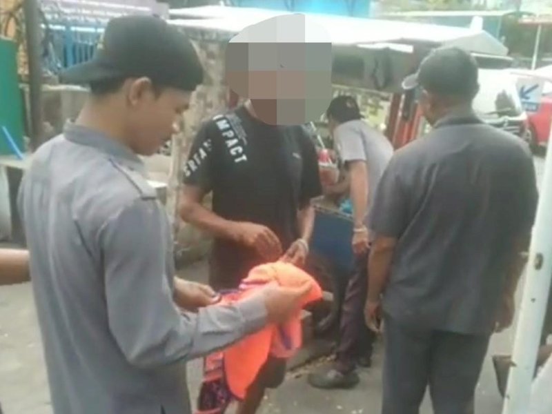 TRC Perumda Parkir Makassar Raya Amankan Atribut Jukir Liar