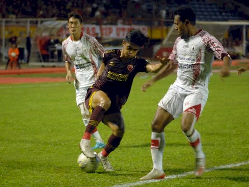 Pemain PSM sedang berduel dengan pemain Persipura. (Foto: Ist)