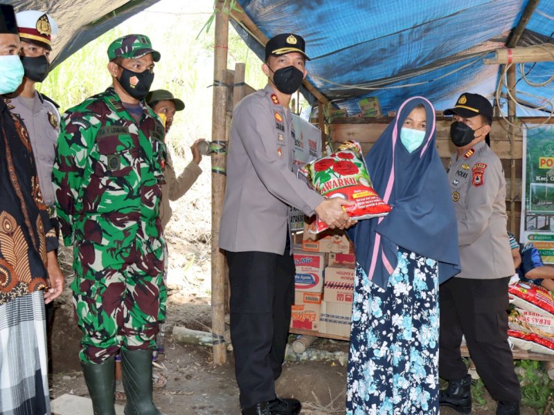 Kapolres Tator AKBP Juara Silalahi serahkan paket bantuan kepada korban tanah longsor. (Ist)