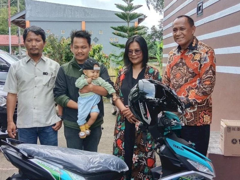 VDB serahkan motor matic kepada Pendeta Siska di rumah makan Depot 99 Lemo
