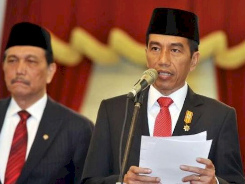 Presiden Jokowi bersama Menteri Luhut Binsar Panjaitan. (Int)