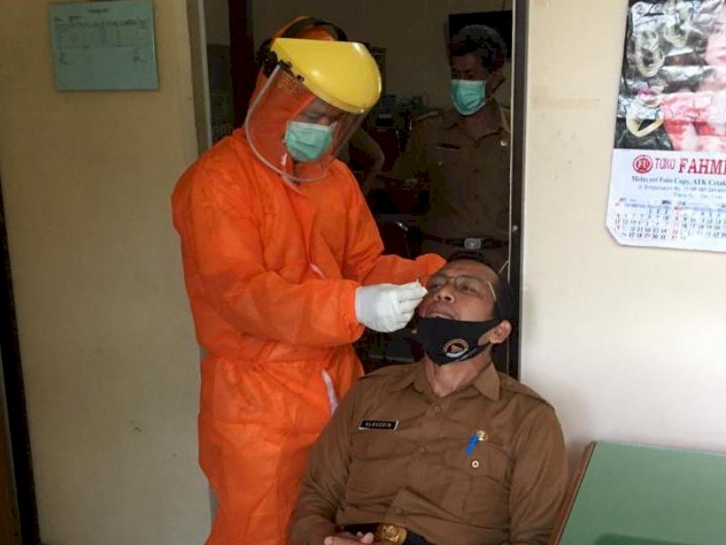 Kadis Ketahanan Pangan Lutra saat jalani tes swab.