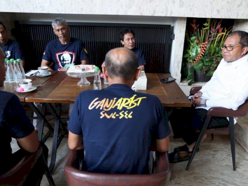 Sekretaris Dinas Kebudayaan Kota Makassar, Muhammad Fadli, saat audiensi bersama Wali Kota Makassar dan Trinity Media, meminta pandangan terkait pembuatan film Anak Lorong, Jumat (16/09).