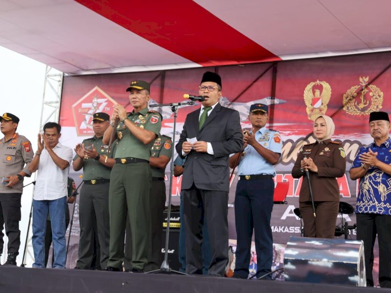 Wali Kota Makassar Bersama Pangdam XIV/Hasanuddin Buka Pameran Alutsista TNI