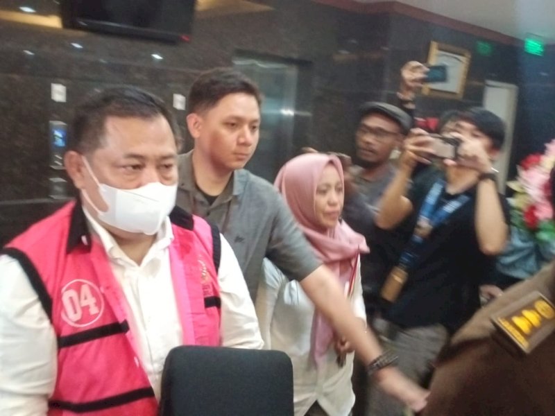 Mantan Dirut PDAM Makassar Hamzah Ahmad digiring ke tahanan usai diperiksa. (ist) 